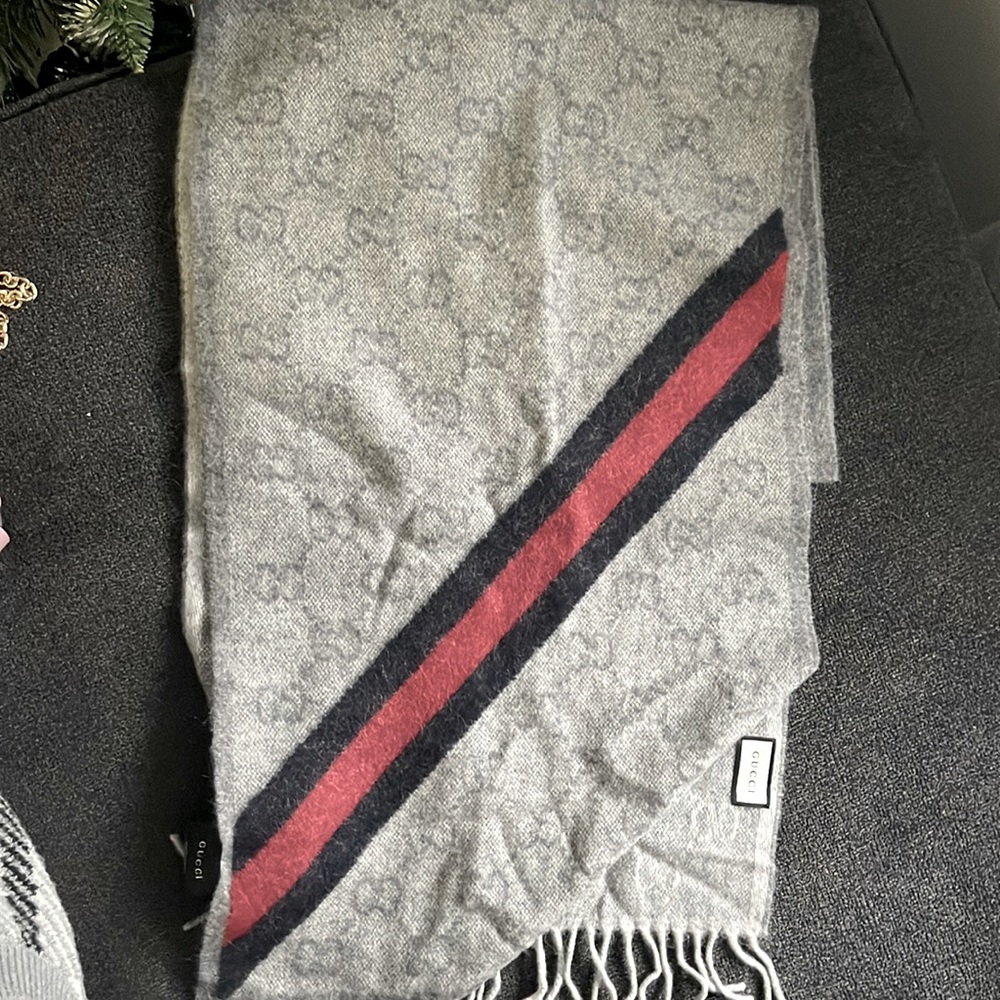 Scarf OS size,gray color made in Italy very good material and warm